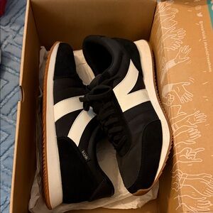 Kizik Black and White Men's Sneakers